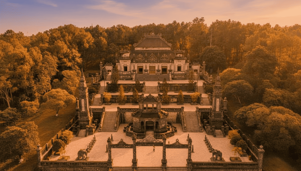 Lăng Khải Định l&agrave; nơi thể hiện r&otilde; tư duy thẩm mỹ, c&aacute; t&iacute;nh v&agrave; quan điểm sống của vua Khải Định, vị vua c&oacute; phần &ldquo;T&acirc;y h&oacute;a&rdquo; trong phong c&aacute;ch v&agrave; c&aacute;ch nh&igrave;n nhận thời cuộc